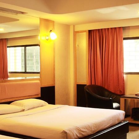Pradipat Hotel Бангкок Екстер'єр фото