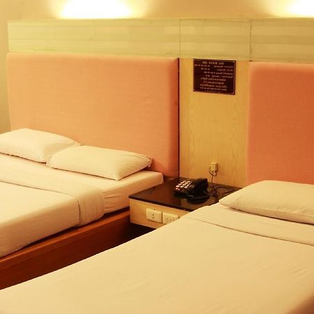 Pradipat Hotel Бангкок Екстер'єр фото