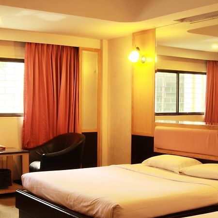 Pradipat Hotel Бангкок Екстер'єр фото