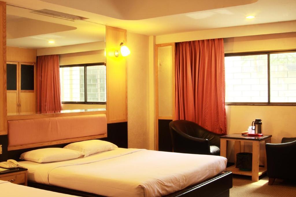 Pradipat Hotel Бангкок Екстер'єр фото