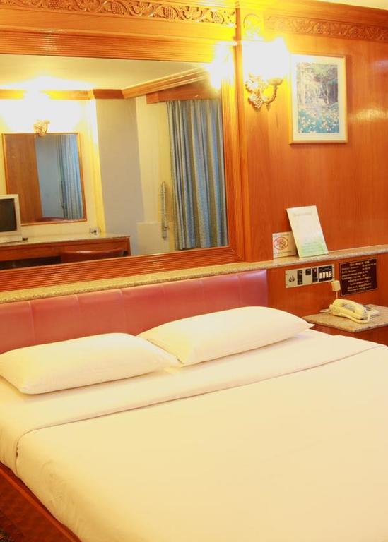 Pradipat Hotel Бангкок Екстер'єр фото