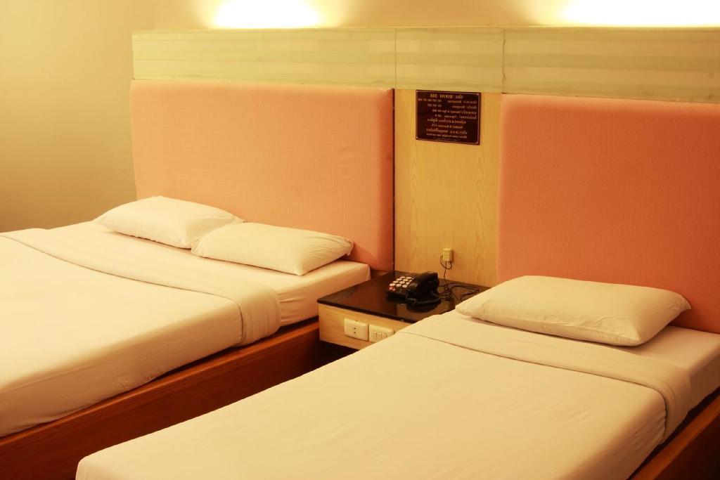 Pradipat Hotel Бангкок Екстер'єр фото