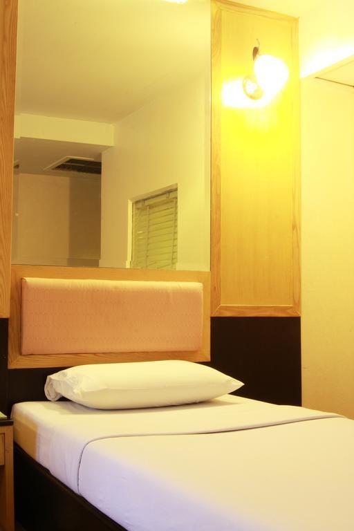 Pradipat Hotel Бангкок Екстер'єр фото