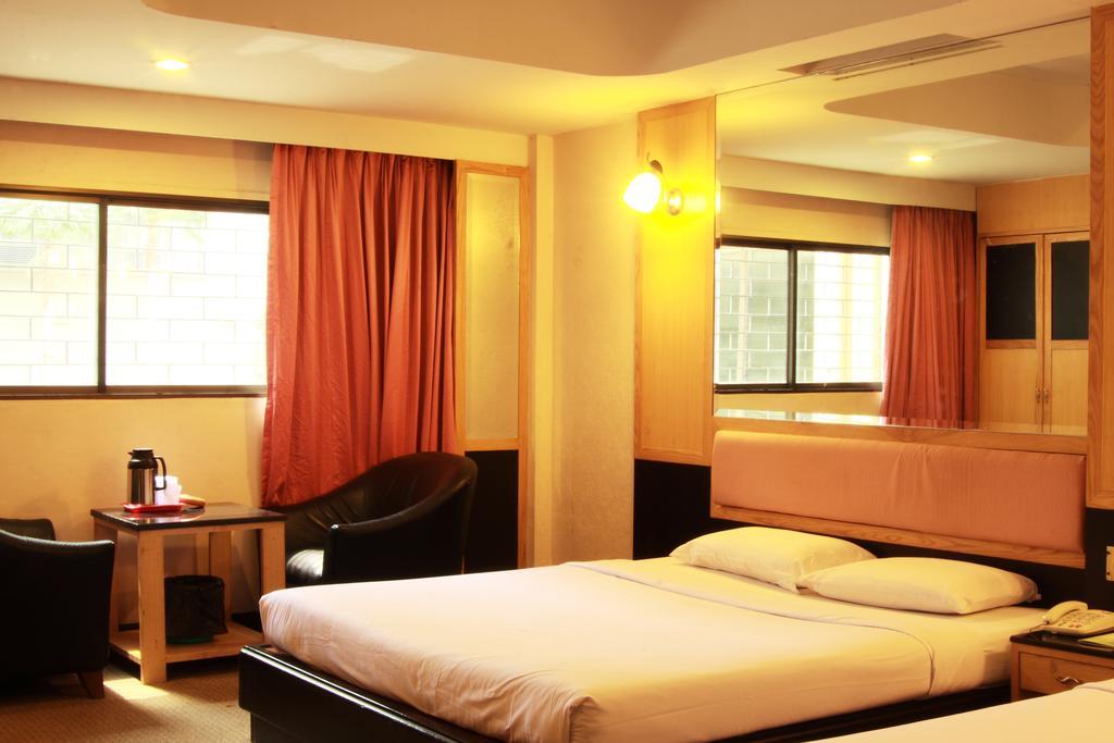 Pradipat Hotel Бангкок Екстер'єр фото