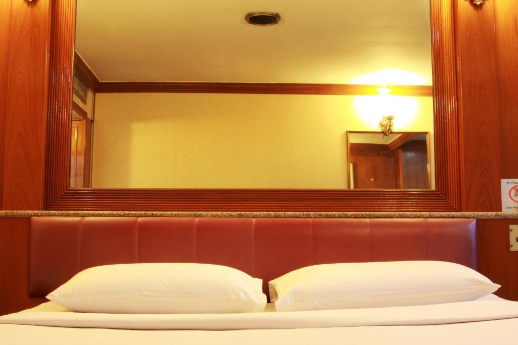 Pradipat Hotel Бангкок Номер фото